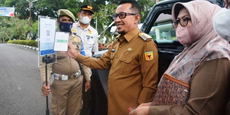 Eka Putra Resmikan QR Code Peduli Lindungi di Komplek Kantor Bupati