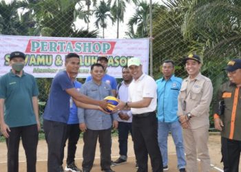 Buka Turnamen Volly Ball Cup I Nagari Bulu Kasok, Wabup Iraddatillah: Bangga Generasi Muda Semangat dan Cinta Olahraga