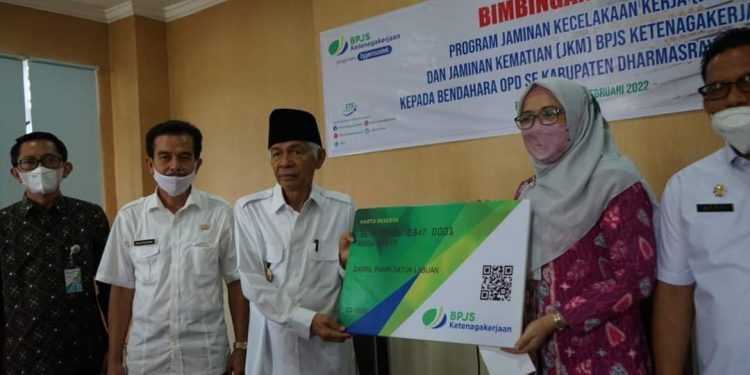 Wabup Dharmasraya Serahkan Pembayaran Santunan BPJS Ketenagakerjaan Secara Simbolis