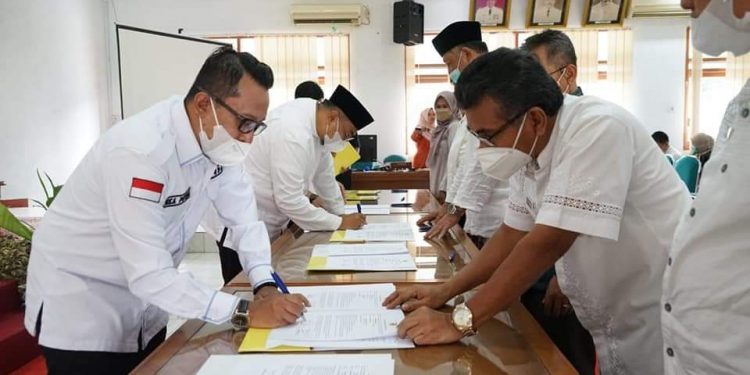 Tandatangan Perjanjian Kinerja 2022, Bupati Eka Putra Minta Kepala Perangkat Daerah Berhati-hati Gunakan Anggaran