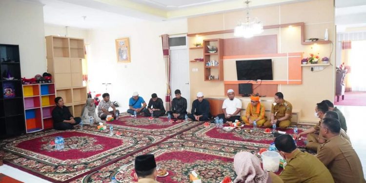 Wakil Bupati Sijunjung Sambut Ustadz Orange di Rumdis