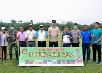 Buka Open Turnamen Sepak Bola, Bupati Benny Dwifa Yuswir Minta Pererat Tali Persaudaraan Antar Pemuda
