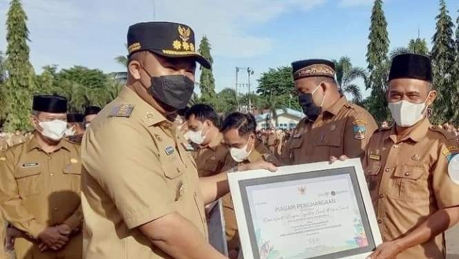 Bupati Sutan Riska Beri Penghargaan Tingkat Nasional Kepada Nagari Siguntur