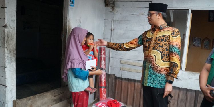 Selain Indentifikasi Sebab Banjir, Walikota Erman Syafar Salurkan Bansos kepada Warga Birugo