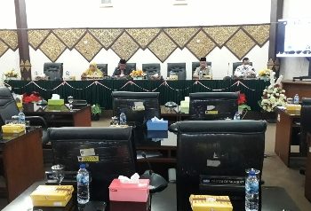 DPRD Rapat Paripurna Penyampaian Ranperda Inisiatif Dihadapan Walikota Padang