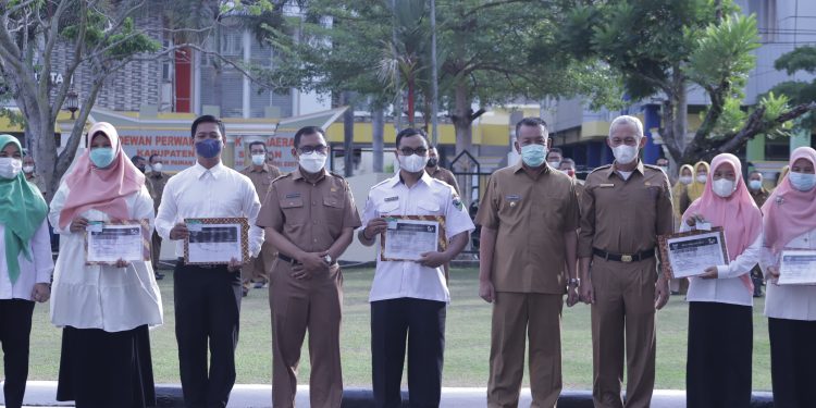 Bupati Rusma Yul Anwar Bagikan JKN Secara Simbolis