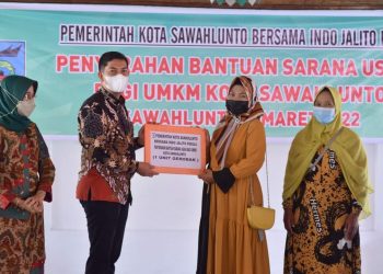 Indo Jalito Peduli Serahkan Bantuan Gerobak Kepada Pedagang di Sawahlunto