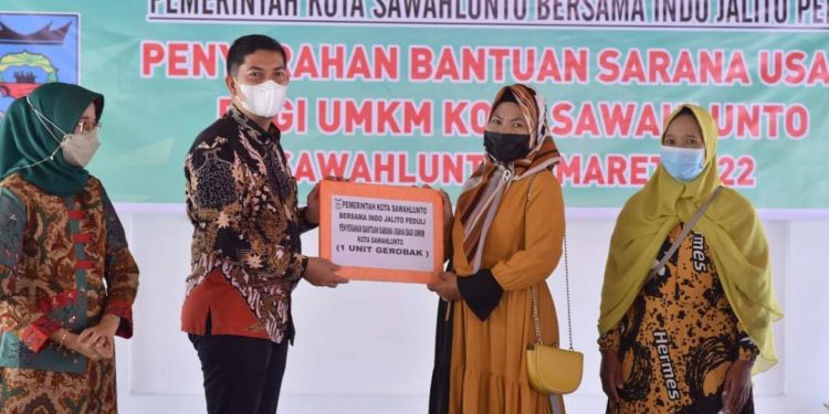 Indo Jalito Peduli Serahkan Bantuan Gerobak Kepada Pedagang di Sawahlunto