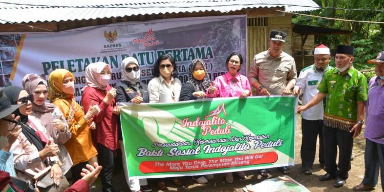 Didampingi Bupati Benny Dwifa Yuswir, Indo Jalito Peduli Bedah Rumah di Sijunjung