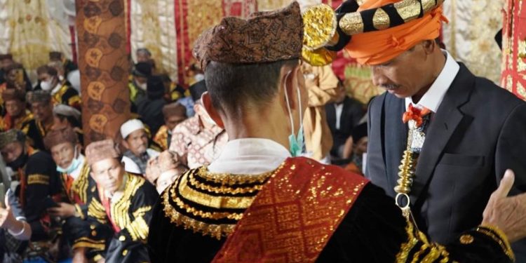 Wabup Solsel Yulian Efi Dilewakan Jadi Datuak Rangkayo Basa