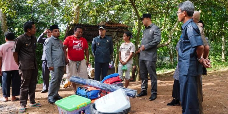 Bupati dan Wabup Benny Dwifa Yuswir dan Iraddatillah Bantu Korban Kebakaran di Guguk Tinggi