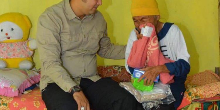 Bupati Sijunjung Benny Dwifa Yuswir Salurkan Sembako Pada Lanjut Usia