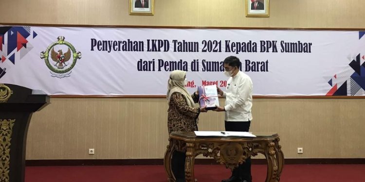 Pemko Sawahlunto Serahkan LKPD 2021 Kepada BPK