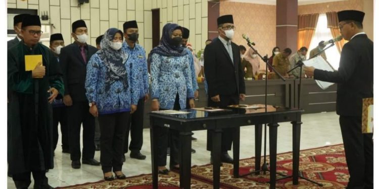 Lantik Pejabat, Bupati Khairunas : Agar Ikhlas Jalankan Tugas dan Loyalitas Pada Pekerjaan