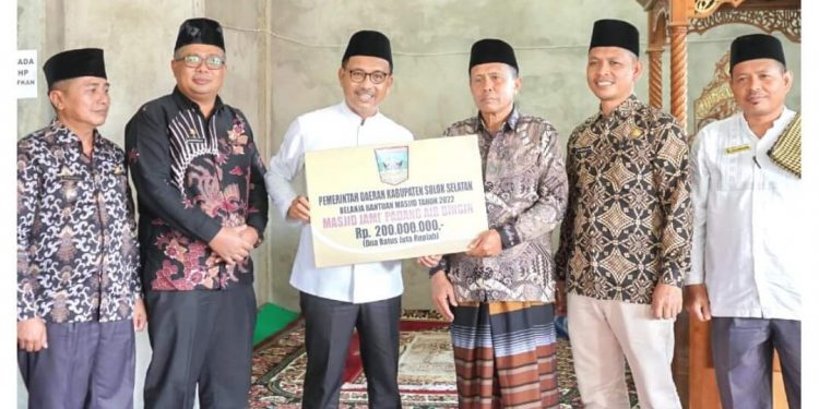 Bupati Solsel Salurkan Hibah Masjid Jami’ Rp 200 juta