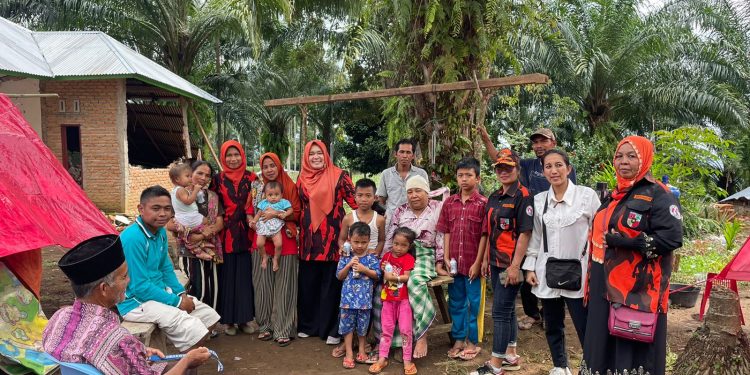 Wulan Denura dan Srikandi PP Antar Bantuan Korban Bencana Gempa Pasaman