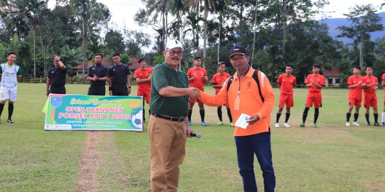 Legislator Edward DF Dukung Pertandingan Sepak Bola Porsel Cup 1 Tahun 2022 Di Lareh Nan Panjang