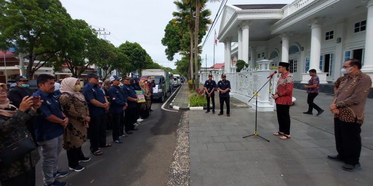 Wali Kota Erman Syafar Lepas Rombongan PGRI dan Disdikbud Bukittinggi Salurkan Bantuan Gempa Pasaman