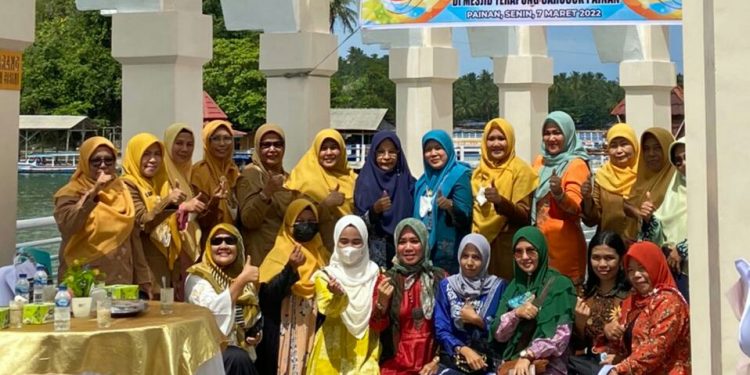 Pemkab Pessel Pamerkan IKM Asli Daerah di Masjid Terapung