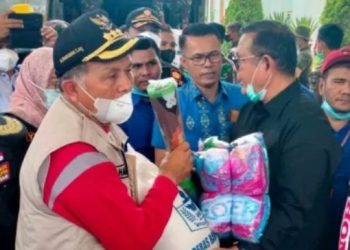 Bupati Solok Epyardi Asda Salurkan Bantuan Gempa Bumi di Pasaman Barat