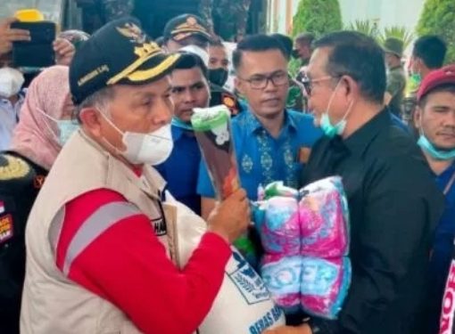 Bupati Solok Epyardi Asda Salurkan Bantuan Gempa Bumi di Pasaman Barat
