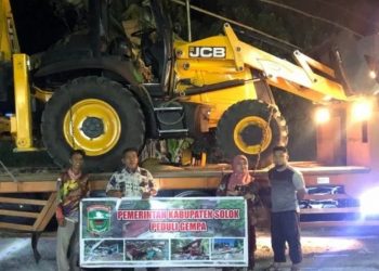 Pemkab Solok Salurkan Bantuan Logistik dan 1 Unit Escavator di Pasaman Barat