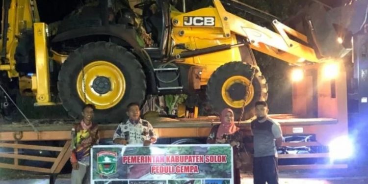 Pemkab Solok Salurkan Bantuan Logistik dan 1 Unit Escavator di Pasaman Barat