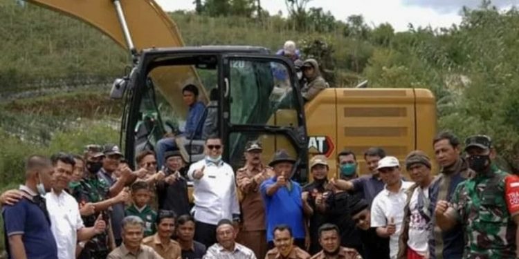 Meriah, Bupati Solok Epyardi Asda Serahkan Excavator di Nagari Alahan Panjang