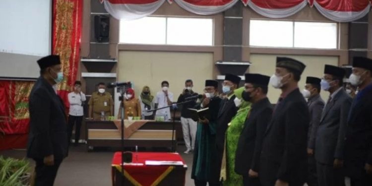 Lantik Pejabat, Bupati Solok Epyardi Minta Bekerja Sungguh- Sungguh