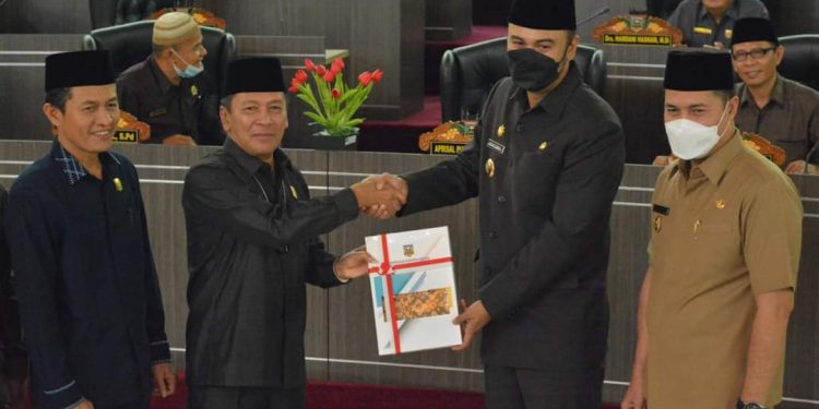 Bupati Sijunjung Sampaikan Nota LKPJ Tahun 2021 Kepada DPRD Sijunjung
