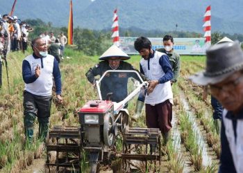 Pertama di Sumbar, Pemkab Tanah Datar Resmikan Program Layanan Bajak Gratis