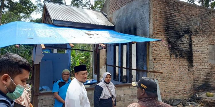 Pasca Musibah, Wabup Richi Sambangi Korban Kebakaran di Sungayang