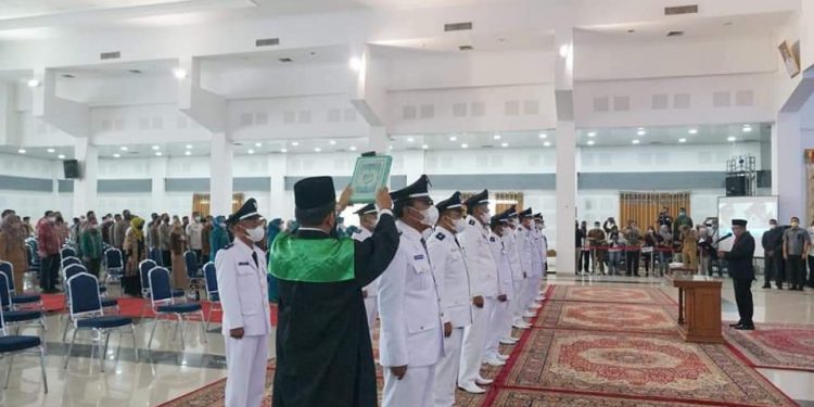 Lantik 20 Wali Nagari, Bupati Tanag Datar Harap Wali Nagari Rangkul Seluruh Elemen Bangun Nagari