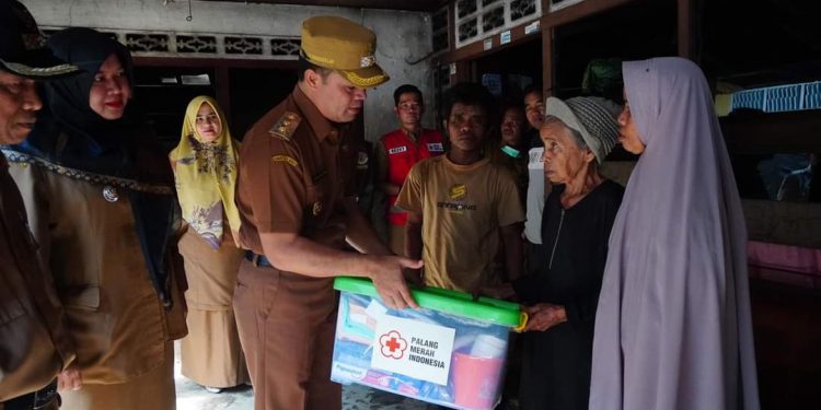 Wakil Bupati Sijunjung Iraddatillah Salurkan Bantuan Pada Korban Kebakaran Mundam Sakti