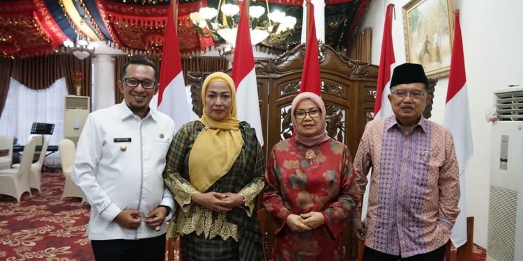 Sentra Tenun Lintau Buo Dikunjungi Jusuf Kalla Didampingi Isteri