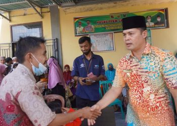 Wabup Sijunjung Iraddatillah Salurkan Program Sembako dan Subsidi Minyak Goreng di Nagari Durian Gadang