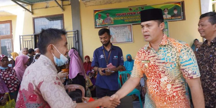 Wabup Sijunjung Iraddatillah Salurkan Program Sembako dan Subsidi Minyak Goreng di Nagari Durian Gadang