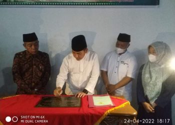 Wali Kota Sawahlunto Deri Asta Hadiri Penyerahan Sertifikat Tanah untuk Bangun Mushala