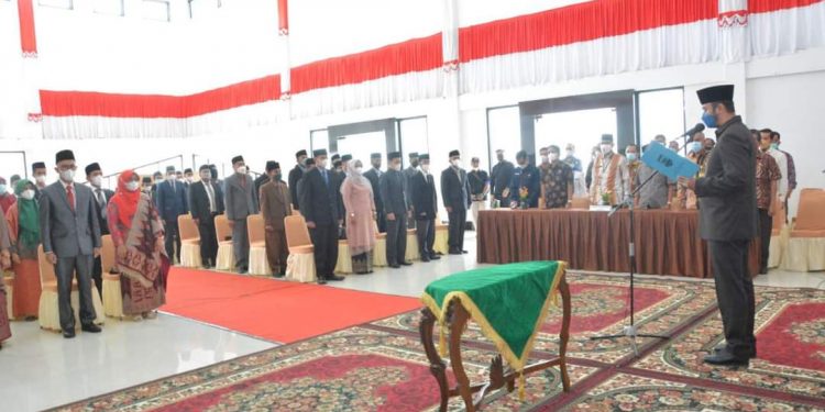 Bupati Sijunjung Benny Dwifa Yuswir Lantik dan Ambil Sumpah 67 Pejabat