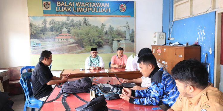 Edward DF Sambangi Balai Wartawan, Sentil Penertiban Tim 7