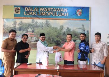 Edward DF Berikan 300 Paket Sembako Buat Masyarakat