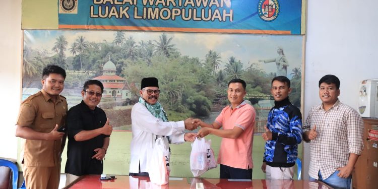 Edward DF Berikan 300 Paket Sembako Buat Masyarakat