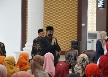 Wali Kota Bukittinggi Salurkan Insentif Bulanan dan Tunjangan Kesejahteraan Guru Non PNS