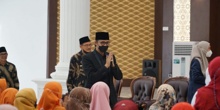 Wali Kota Bukittinggi Salurkan Insentif Bulanan dan Tunjangan Kesejahteraan Guru Non PNS
