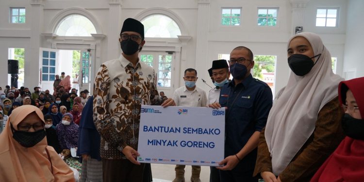Pemerintah Kota Bukittinggi Berikan Bantuan Sembako untuk Penyandang Disabilitas Kurang Mampu