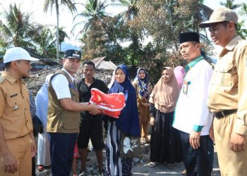Wakil Bupati Sijunjung Iraddatillah Berikan Bantuan Kepada Korban Kebakaran di Jorong Tapi Balai