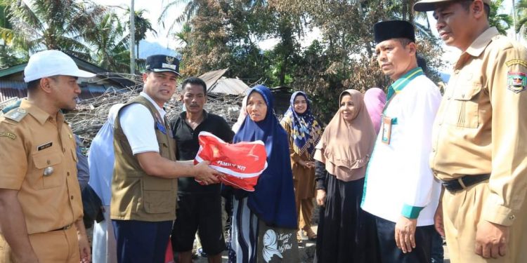 Wakil Bupati Sijunjung Iraddatillah Berikan Bantuan Kepada Korban Kebakaran di Jorong Tapi Balai