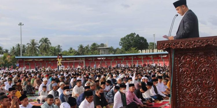 Pemkab Sijunjung Gelar Sholat Idul Fitri 1443 H/2022 M di Lapangan Sepakbola M. Yamin Muaro