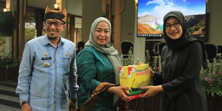 Bupati Tanah Datar Eka Putra Pimpim Rombongan Studi Tiru Desa Wisata Taman Sari Banyuwangi