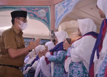 Wali Kota Deri Asta Lepas CJH Kota Sawahlunto